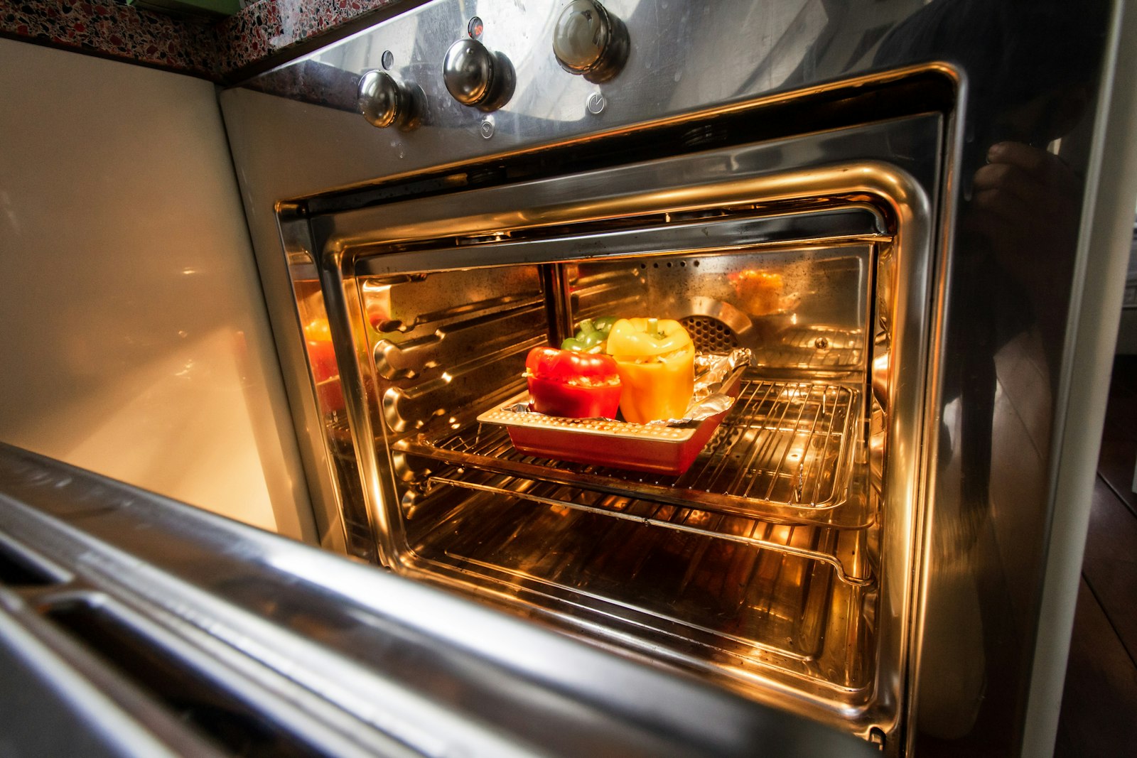 Edelstahl-Backofen in der Küche