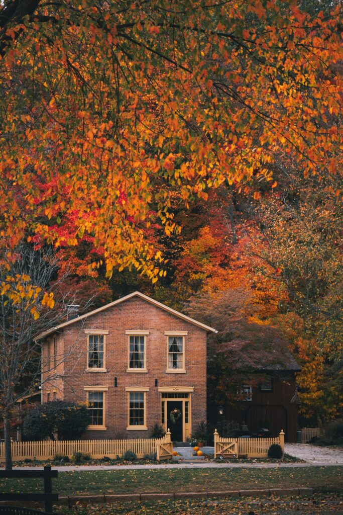 Haus im Herbstlaub, winterfest nach Herbstputz Checkliste