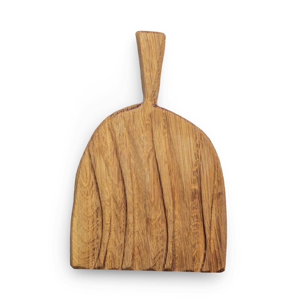 Frisch geschliffenes Schneidebrett aus Holz nach dem Pflegen