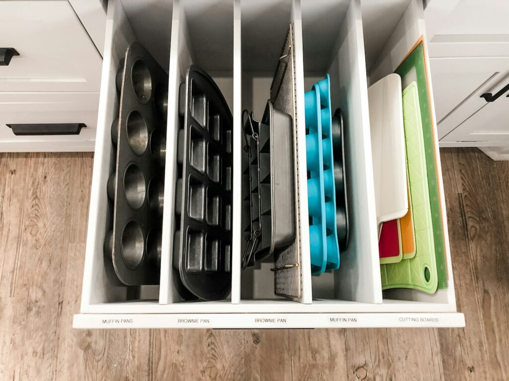 Küchenschublade mit senkrechten Trennern für Backbleche und Schneidebretter