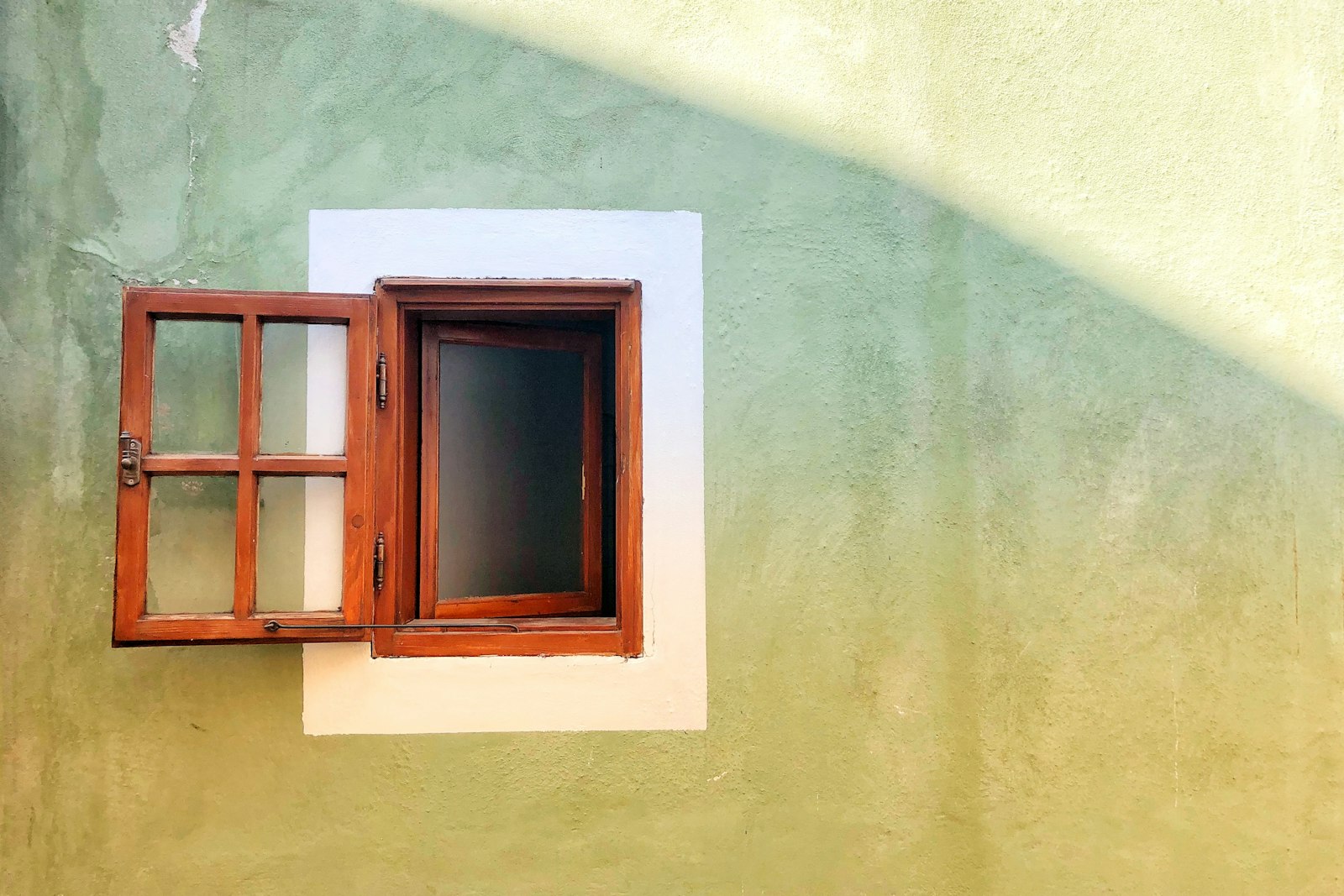 Weit geöffnetes braunes Holzfenster