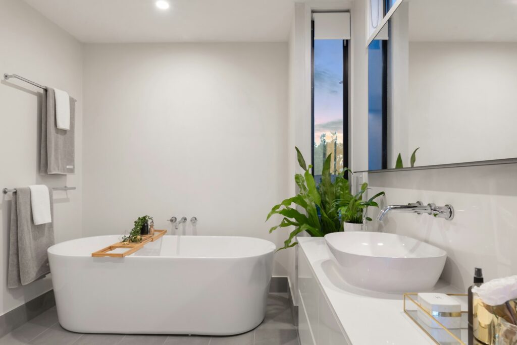 Helles Badezimmer mit Badewanne ohne Schimmel im Bad