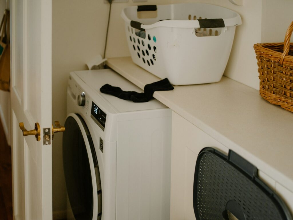 Waschen bei 30 Grad: Waschmaschine mit Wäschekorb und Socke